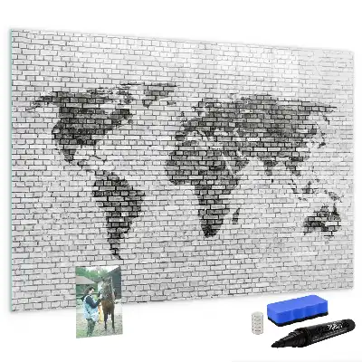 Lavagna magnetica con stampa di mappa del mondo su muro di mattoni