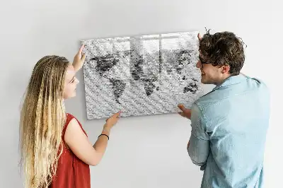 Lavagna magnetica con stampa di mappa del mondo su muro di mattoni