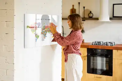 Lavagna magnetica con mappa del mondo e bandiere