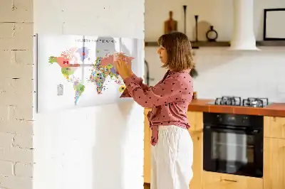 Lavagna magnetica con mappa del mondo e bandiere