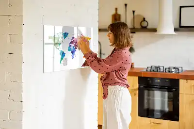 Mappa del mondo ad acquerello con lavagna magnetica per scrivere