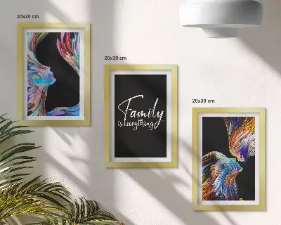 Composizione di 3 quadri ritratti di persone con motivi colorati e scritta sulla famiglia