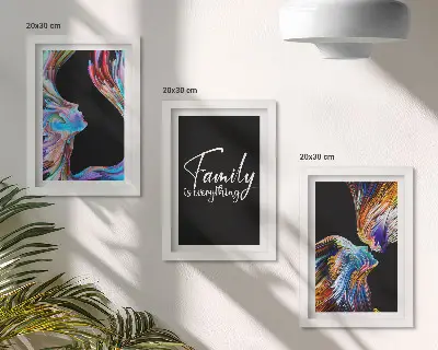 Composizione di 3 quadri ritratti di persone con motivi colorati e scritta sulla famiglia