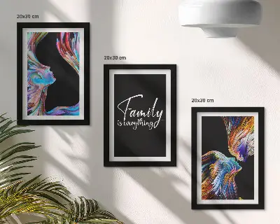 Composizione di 3 quadri ritratti di persone con motivi colorati e scritta sulla famiglia