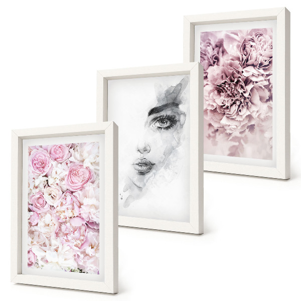 Composizione di 3 quadri Delicati ritratti in bianco e nero di una donna tra peonie
