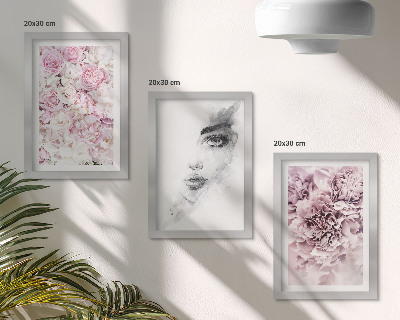 Composizione di 3 quadri Delicati ritratti in bianco e nero di una donna tra peonie