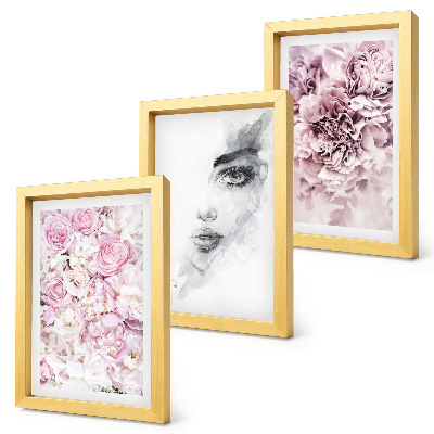 Composizione di 3 quadri Delicati ritratti in bianco e nero di una donna tra peonie