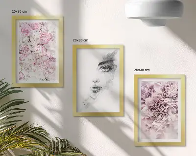 Composizione di 3 quadri con delicati ritratti in bianco e nero di una donna tra peonie
