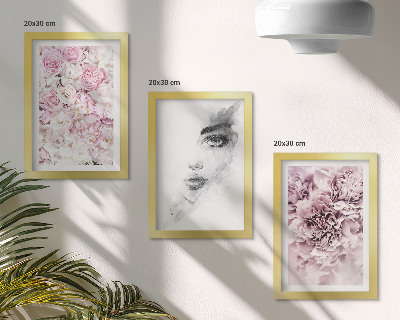 Composizione di 3 quadri Delicati ritratti in bianco e nero di una donna tra peonie