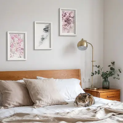 Composizione di 3 quadri con delicati ritratti in bianco e nero di una donna tra peonie
