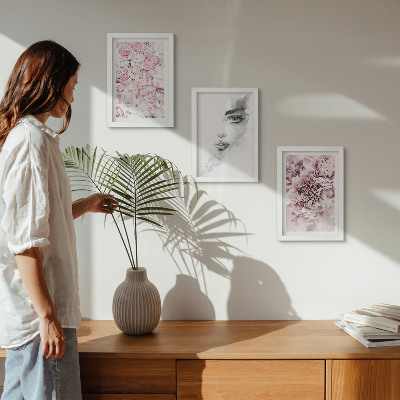Composizione di 3 quadri Delicati ritratti in bianco e nero di una donna tra peonie