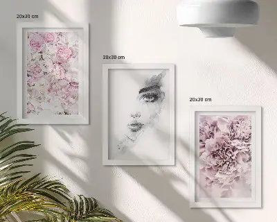 Composizione di 3 quadri con delicati ritratti in bianco e nero di una donna tra peonie