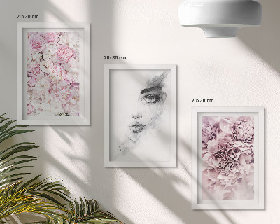 Composizione di 3 quadri Delicati ritratti in bianco e nero di una donna tra peonie