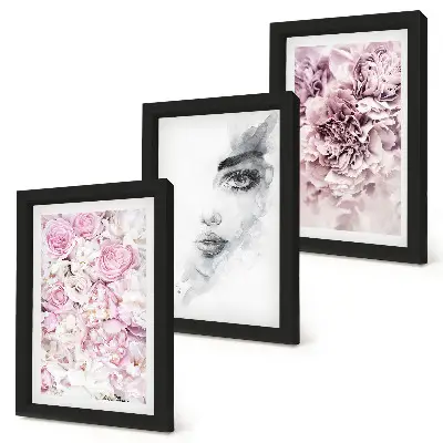 Composizione di 3 quadri con delicati ritratti in bianco e nero di una donna tra peonie