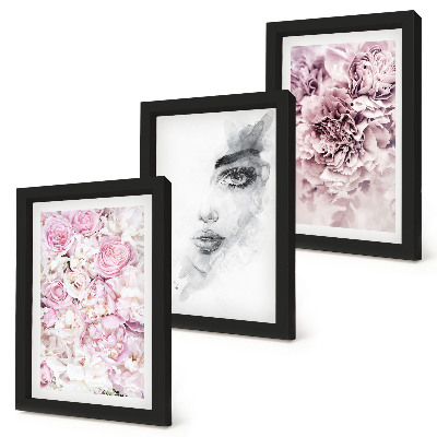 Composizione di 3 quadri Delicati ritratti in bianco e nero di una donna tra peonie