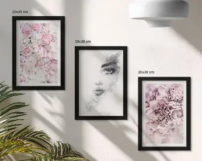 Composizione di 3 quadri con delicati ritratti in bianco e nero di una donna tra peonie