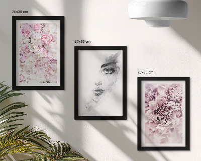 Composizione di 3 quadri Delicati ritratti in bianco e nero di una donna tra peonie