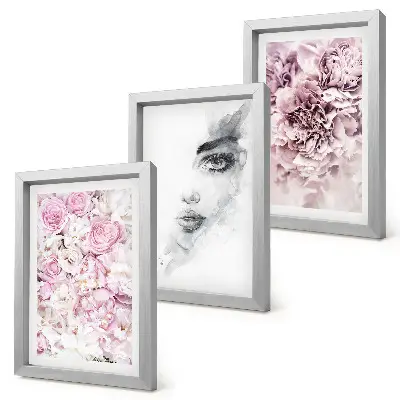 Composizione di 3 quadri con delicati ritratti in bianco e nero di una donna tra peonie