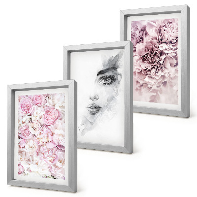 Composizione di 3 quadri Delicati ritratti in bianco e nero di una donna tra peonie