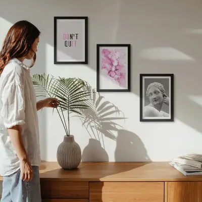 Composizione di 3 quadri con astrazione ad acquerello, slogan ispiratore e scultura antica