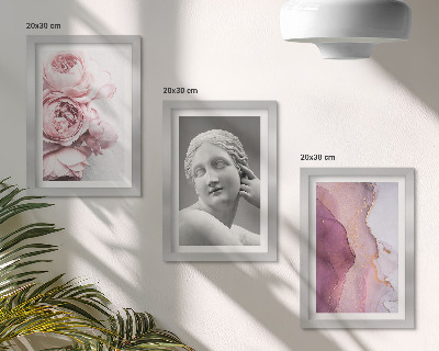 Trittico incorniciato Scultura romantica di peonie raffigurante una donna astratta