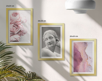 Trittico incorniciato Scultura romantica di peonie raffigurante una donna astratta
