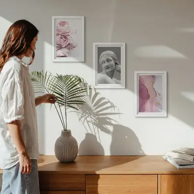 Trittico di peonie con donna astratta scultura romantica incorniciata