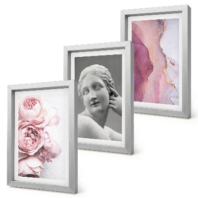 Trittico incorniciato Scultura romantica di peonie raffigurante una donna astratta