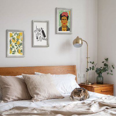 Trittico incorniciato Ritratto di Frida Kahlo su una bottiglia di vino con limoni.