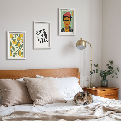 Trittico incorniciato Ritratto di Frida Kahlo su una bottiglia di vino con limoni.