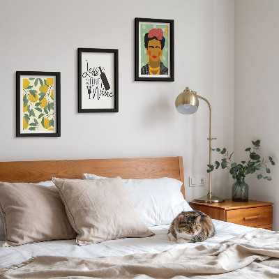 Trittico incorniciato Ritratto di Frida Kahlo su una bottiglia di vino con limoni.