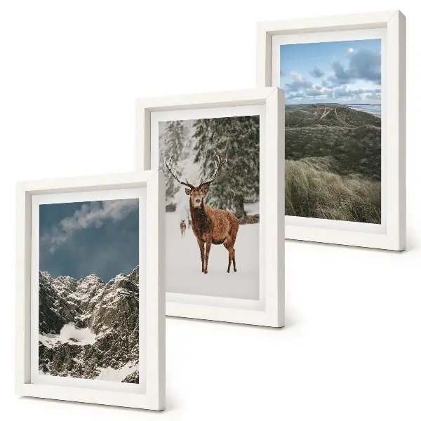 Trittico incorniciato paesaggio di montagne innevate con cervi nella foresta