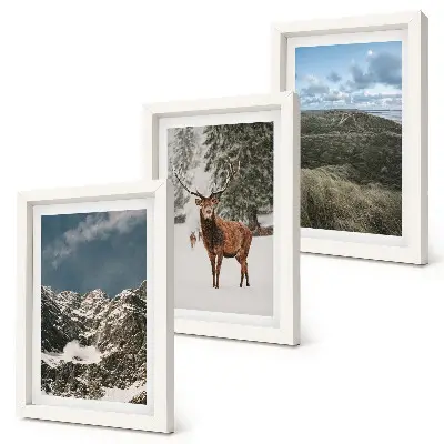 Trittico incorniciato paesaggio di montagne innevate con cervi nella foresta