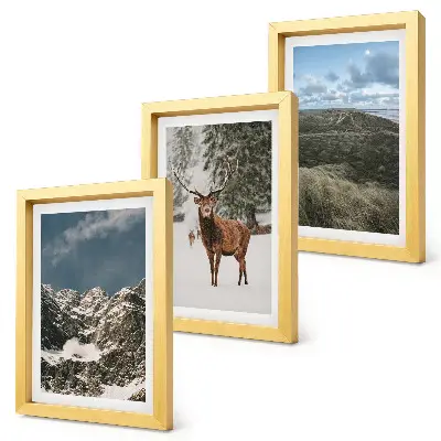 Trittico incorniciato paesaggio di montagne innevate con cervi nella foresta