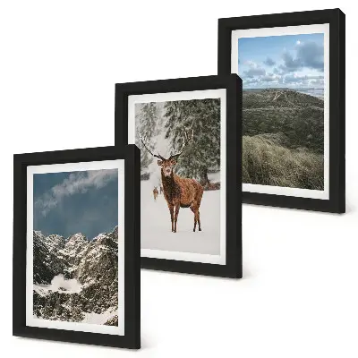 Trittico incorniciato paesaggio di montagne innevate con cervi nella foresta