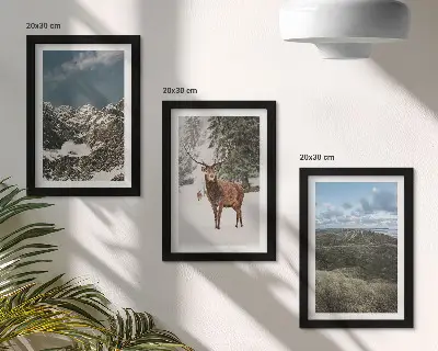 Trittico incorniciato paesaggio di montagne innevate con cervi nella foresta