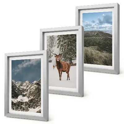 Trittico incorniciato paesaggio di montagne innevate con cervi nella foresta