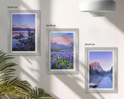 Trittico incorniciato paesaggi montani con acqua, cielo e campo di fiori