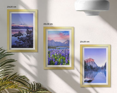 Trittico incorniciato Paesaggi montani con acqua, cielo e un campo di fiori