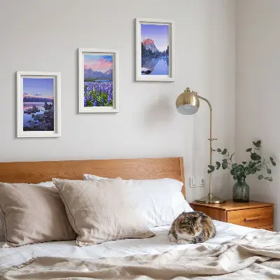 Trittico incorniciato paesaggi montani con acqua, cielo e campo di fiori