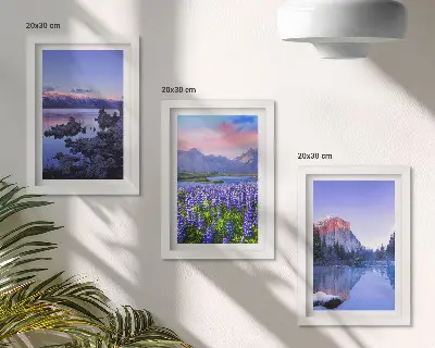 Trittico incorniciato paesaggi montani con acqua, cielo e campo di fiori
