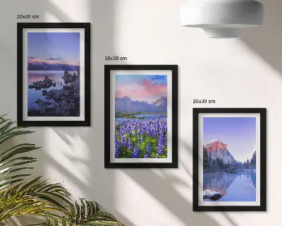 Trittico incorniciato paesaggi montani con acqua, cielo e campo di fiori