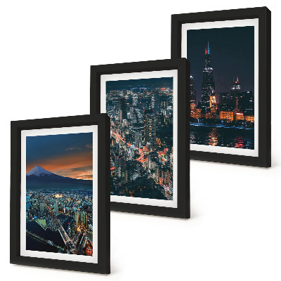 Trittico incorniciato Vista notturna della città dalle montagne, con i grattacieli sullo sfondo.