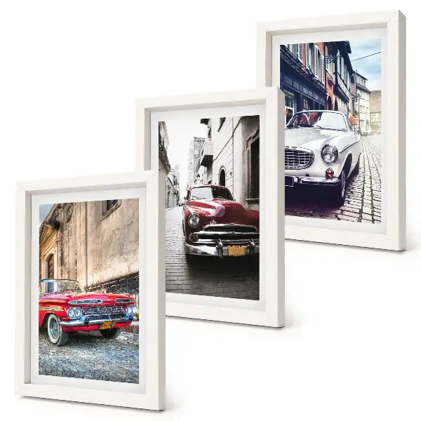 Composizione di 3 quadri con auto d'epoca in diversi colori per le strade cittadine
