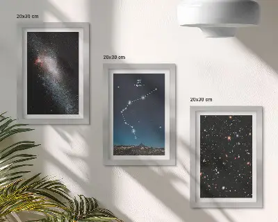 Trittico di quadri con illustrazione della galassia e segno zodiacale dell'Acquario