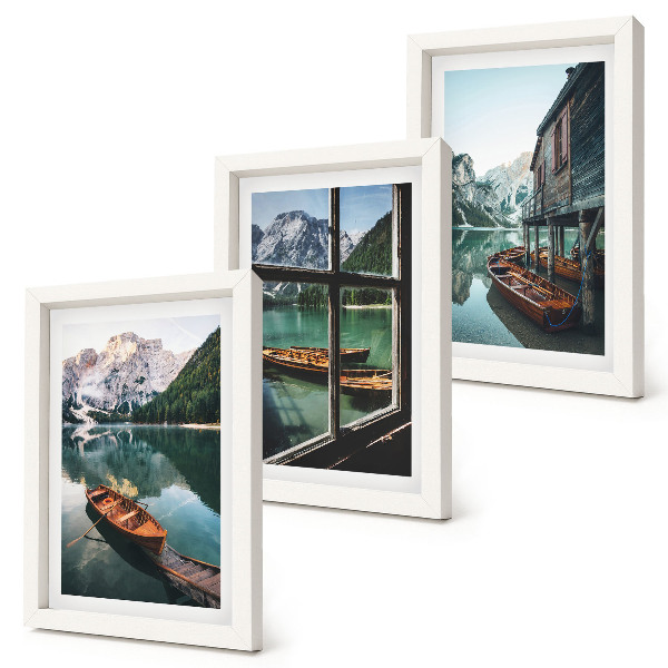 Trittico incorniciato Veduta di un lago di montagna con barche e una casa in riva all'acqua.