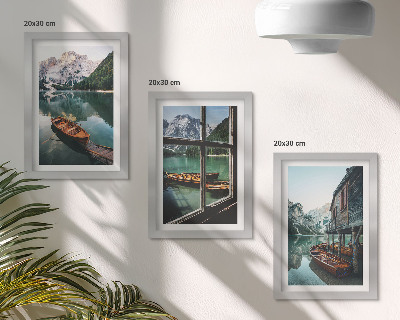 Trittico incorniciato Veduta di un lago di montagna con barche e una casa in riva all'acqua.