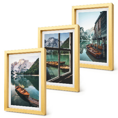 Trittico incorniciato Veduta di un lago di montagna con barche e una casa in riva all'acqua.