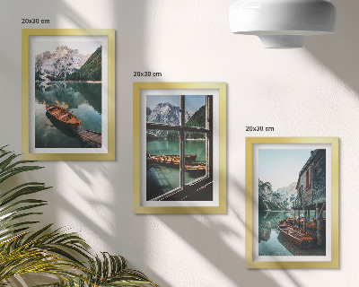 Trittico incorniciato Veduta di un lago di montagna con barche e una casa in riva all'acqua.