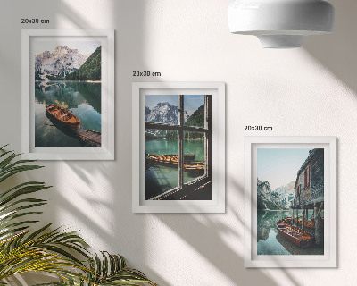 Trittico incorniciato Veduta di un lago di montagna con barche e una casa in riva all'acqua.